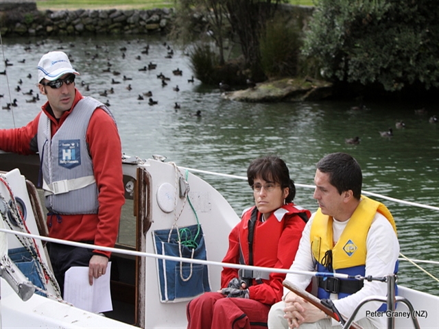 L'equipaggio in barca. Intorno a loro l'acqua del lago.